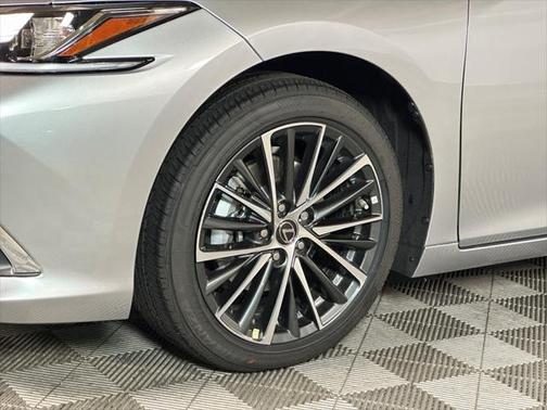 2025 Lexus ES 300h Base
