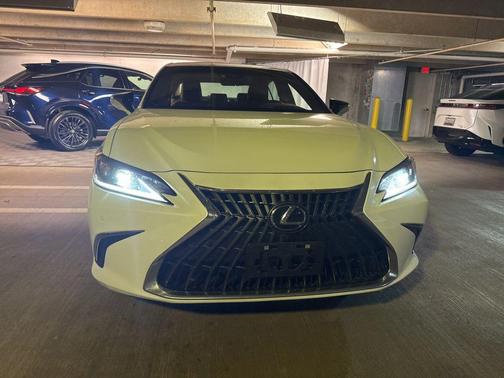 Eminent White Pearl 2025 Lexus ES 300h Luxury
