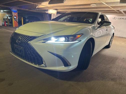 Eminent White Pearl 2025 Lexus ES 300h Luxury