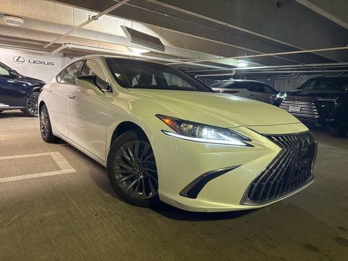 Eminent White Pearl 2025 Lexus ES 300h Luxury
