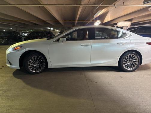 Eminent White Pearl 2025 Lexus ES 300h Luxury