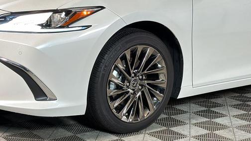 Eminent White Pearl 2025 Lexus ES 300h Luxury