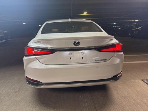 Eminent White Pearl 2025 Lexus ES 300h Luxury