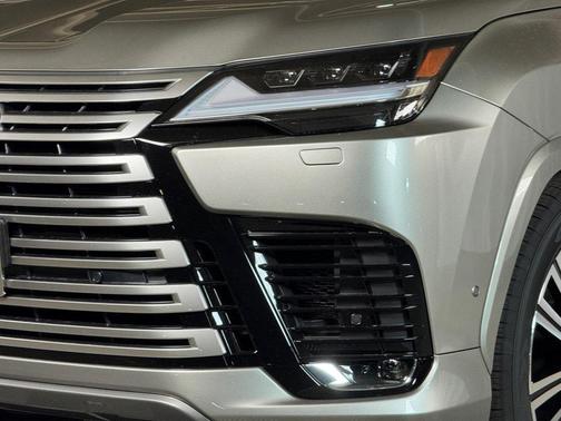 2025 Lexus LX 700h Luxury