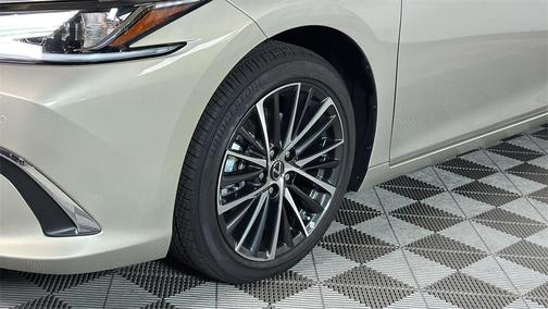 2025 Lexus ES 300h Base