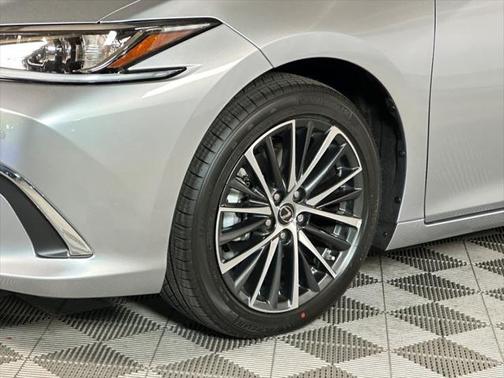2025 Lexus ES 300h Base