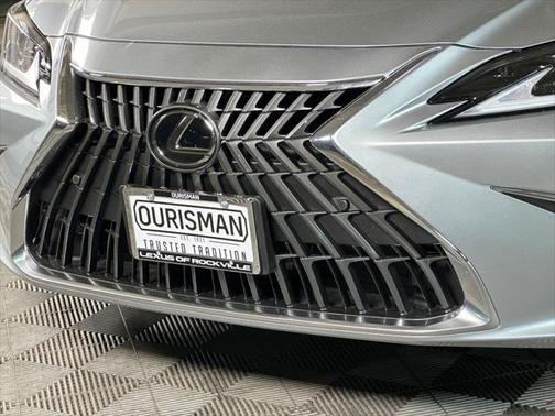 2025 Lexus ES 300h Base