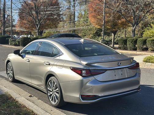 2021 Lexus ES 300h Base