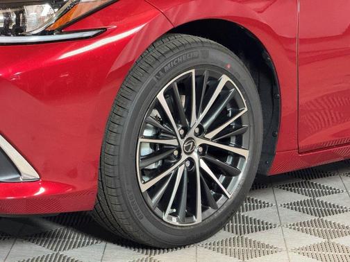 2025 Lexus ES 300h Base
