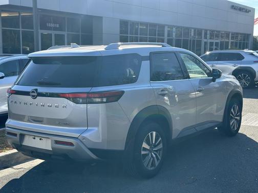 2024 Nissan Pathfinder SL 4WD