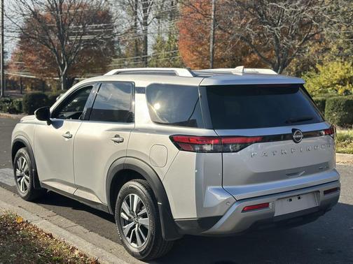 2024 Nissan Pathfinder SL 4WD