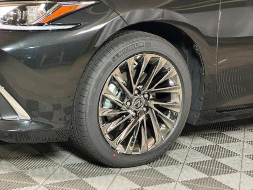 2025 Lexus ES 300h Luxury