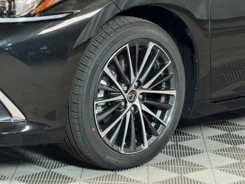 2025 Lexus ES 300h Base