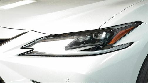 2024 Lexus ES 300h F SPORT Handling