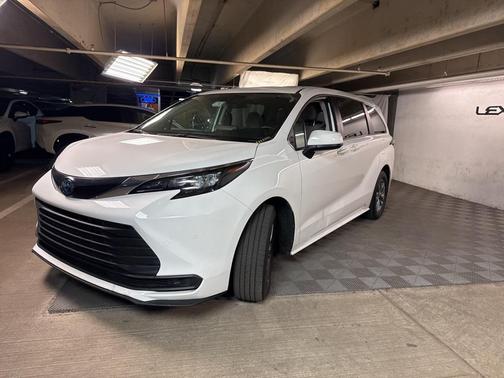 2024 Toyota Sienna LE