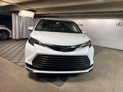2024 Toyota Sienna LE