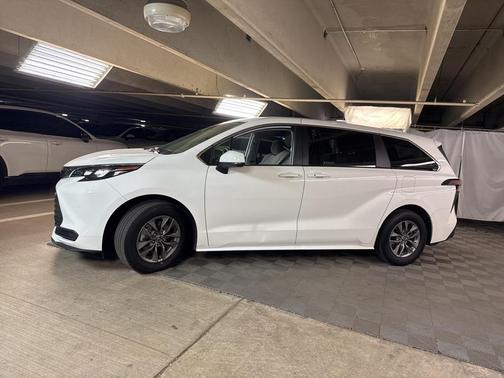2024 Toyota Sienna LE