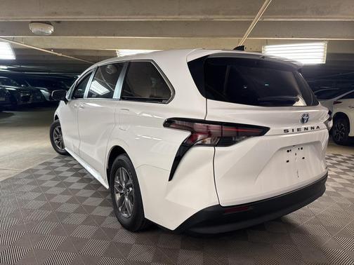 2024 Toyota Sienna LE