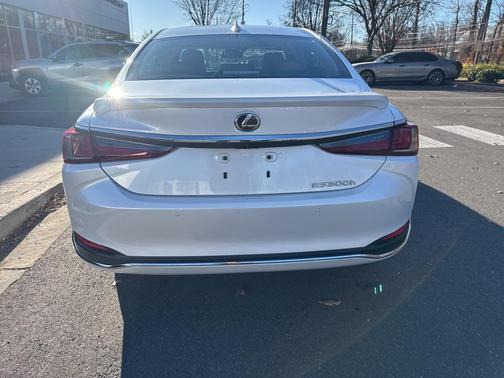 2025 Lexus ES 300h Luxury