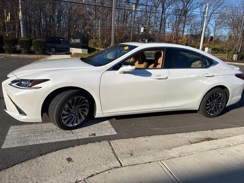 2025 Lexus ES 300h Luxury
