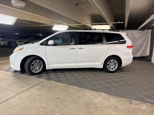 2012 Toyota Sienna XLE