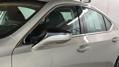 2023 Lexus ES 300h Ultra Luxury