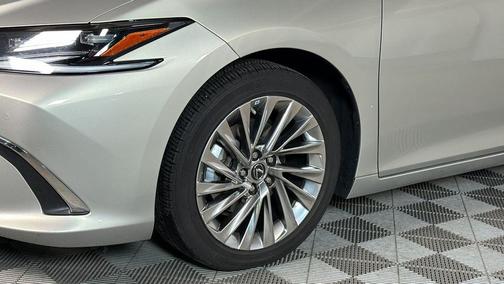 2023 Lexus ES 300h Ultra Luxury