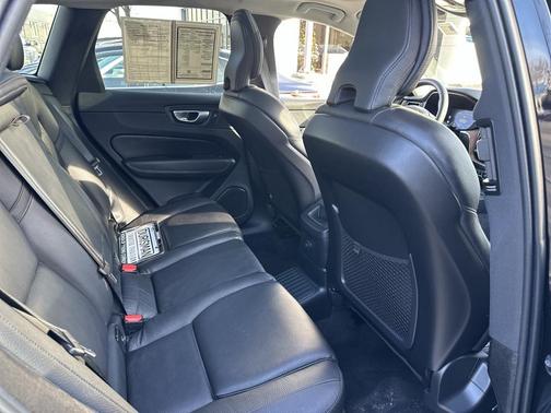 2024 Volvo XC60 Recharge Plug-In Hybrid T8 Plus Dark Theme