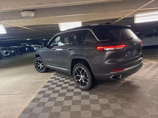 2022 Jeep Grand Cherokee Summit