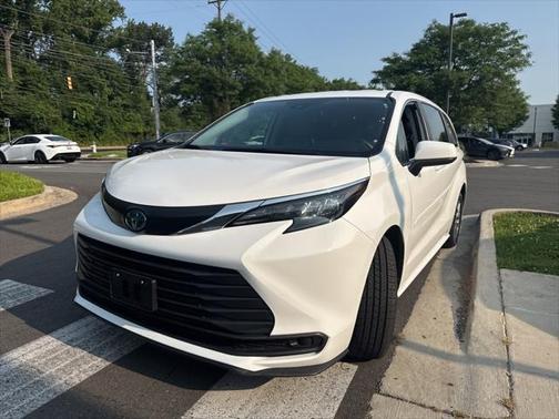 2024 Toyota Sienna LE