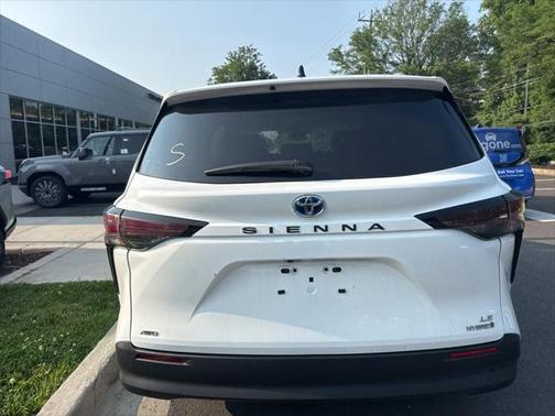 2024 Toyota Sienna LE