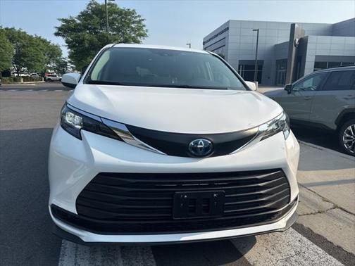 2024 Toyota Sienna LE
