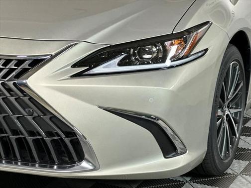 2025 Lexus ES 300h Base