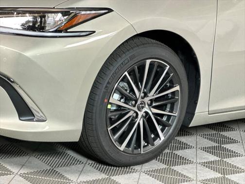 2025 Lexus ES 300h Base