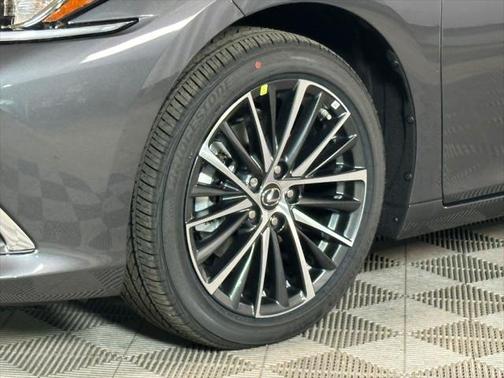 2025 Lexus ES 300h Base