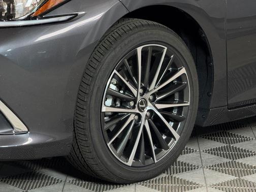 2025 Lexus ES 300h Base