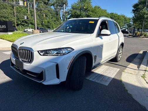 Mineral White Metallic 2024 BMW X5 xDrive40i