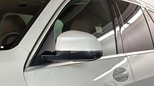 Mineral White Metallic 2024 BMW X5 xDrive40i