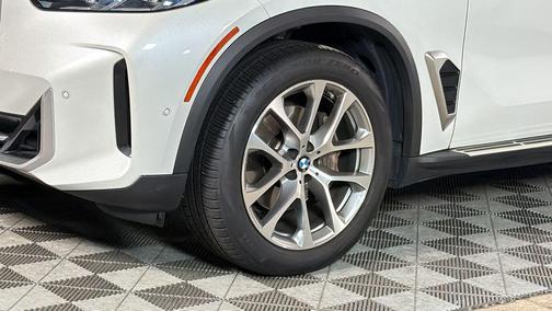 Mineral White Metallic 2024 BMW X5 xDrive40i