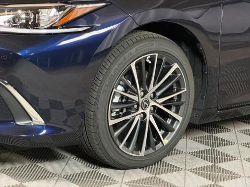 2025 Lexus ES 300h Base