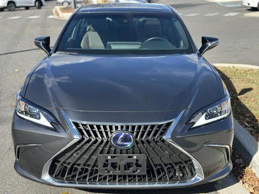 2022 Lexus ES 300h Base