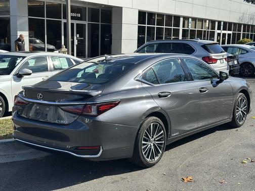 2022 Lexus ES 300h Base