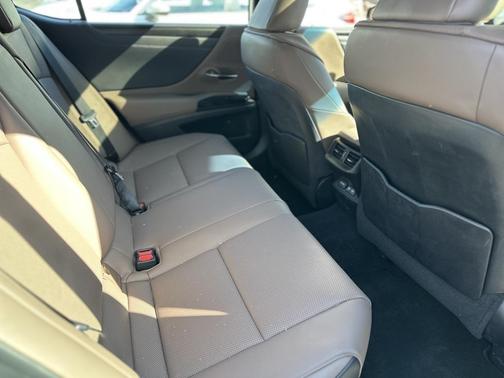 2022 Lexus ES 300h Base