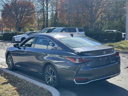 2022 Lexus ES 300h Base