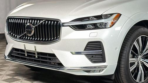Crystal White Metallic 2022 Volvo XC60 B6 Inscription