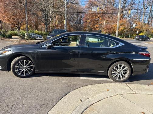 2021 Lexus ES 300h Base