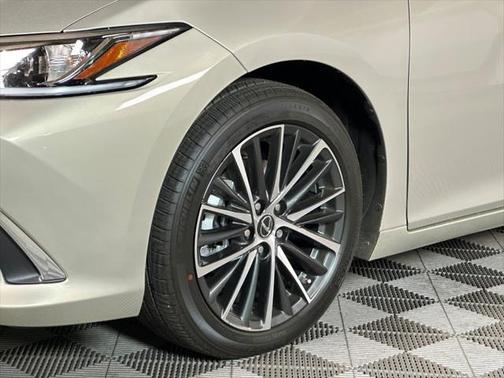 2025 Lexus ES 300h Base
