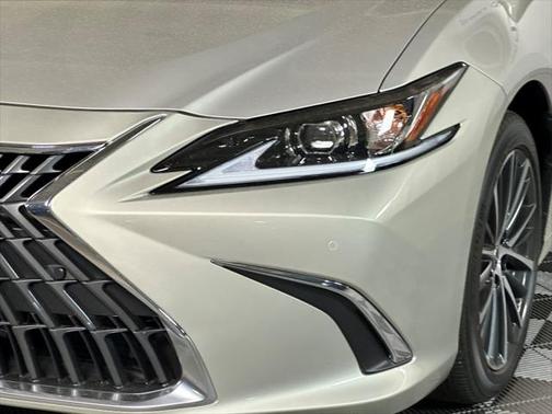 2025 Lexus ES 300h Base