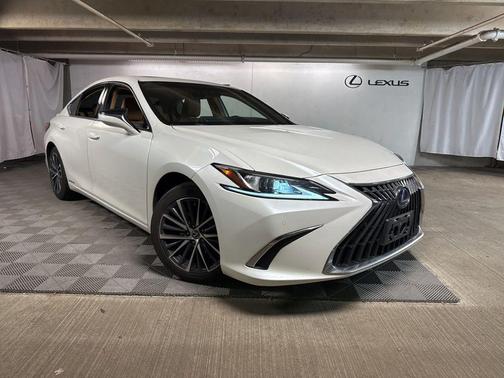 2022 Lexus ES 300h Base
