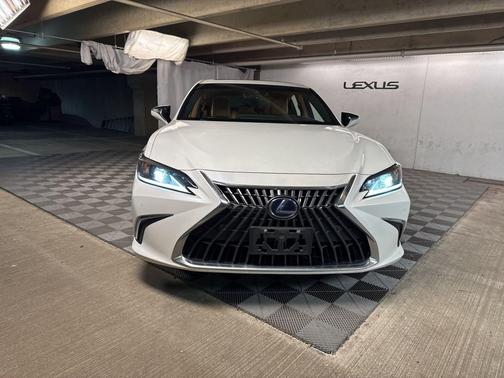 2022 Lexus ES 300h Base